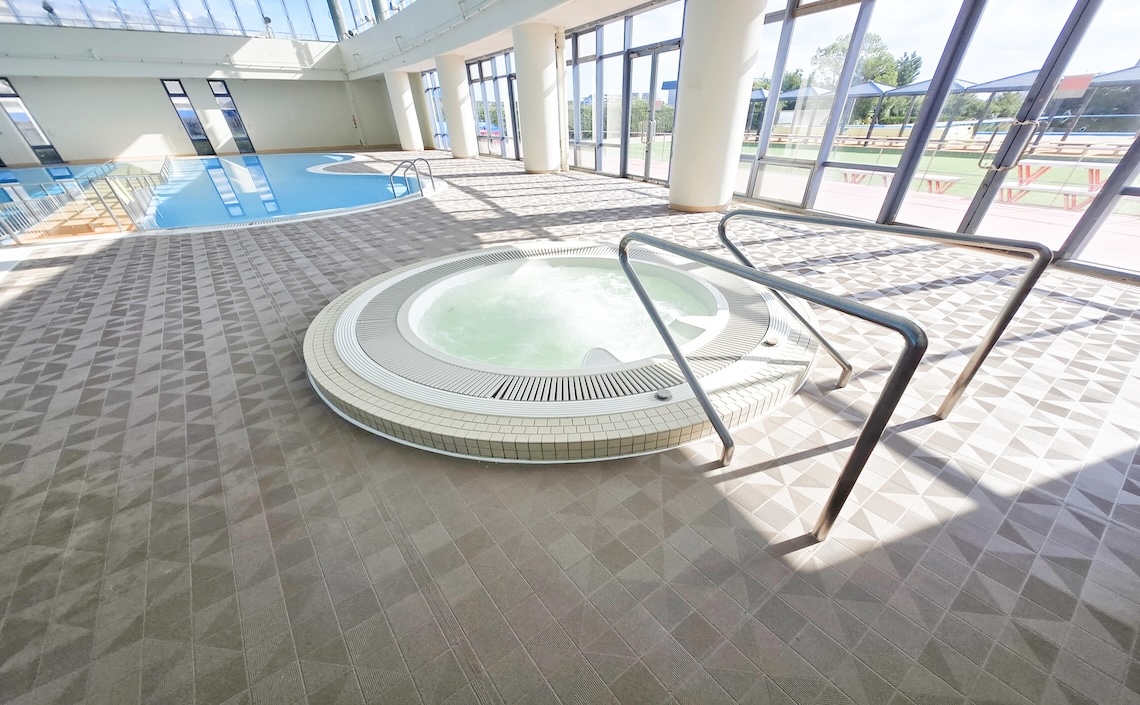 プールサイドジャグジー